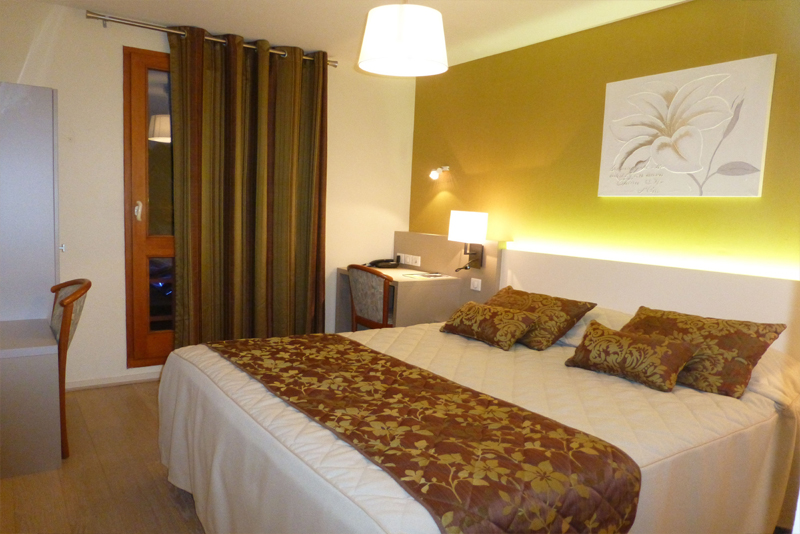 Comfortabele tweepersoonskamer in hotel Le Bourguignon, gelegen halverwege Noord-Europa en Zuid-Frankrijk