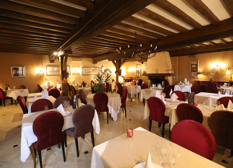 Restaurantzaal met een comfortabele en warme sfeer van het restaurant Le Bourguignon 21310 Bèze Cote d'Or Bourgogne
