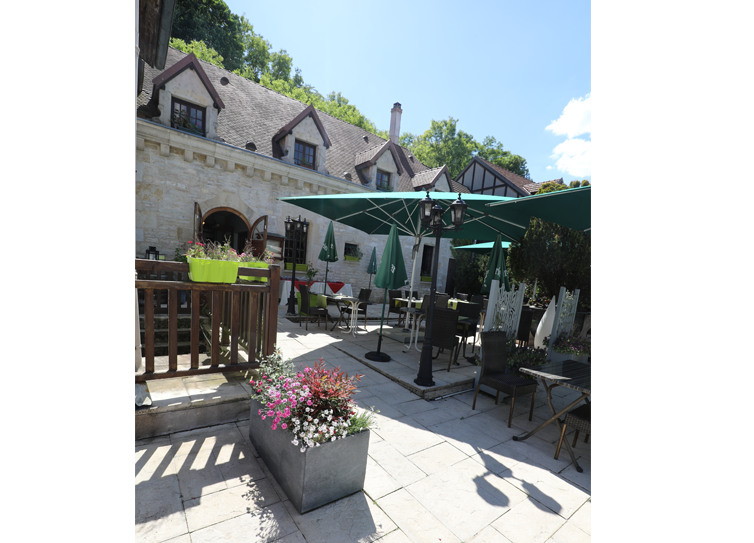 Die schattige Terrasse des Restaurants Le Bourguignon, um einen erholsamen und kulinarischen Zwischenstopp zwischen Nordeuropa und Südfrankreich einzulegen.