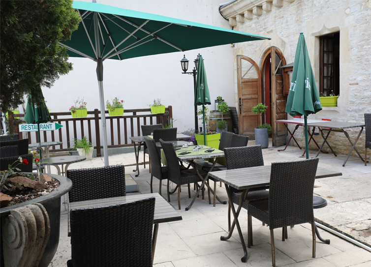 Die schattige Terrasse des Restaurants Le Bourguignon, um einen erholsamen und kulinarischen Zwischenstopp zwischen Nordeuropa und Südfrankreich einzulegen2.